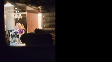 大长假每天趴窗偷窥隔壁家的媳妇洗澡光着身子晃悠 (1)