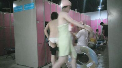 十一月最新流出大神潜入水上乐园更衣室偷拍泳客更换泳衣高挑少妇仔细擦拭身上的水