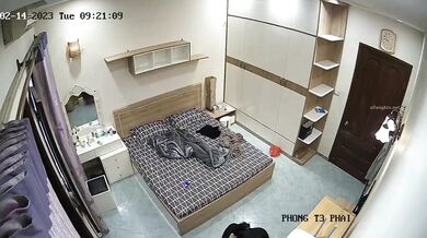 最新流出黑客极品破解家庭网络摄像头监控偷拍❤️媳妇欲求不满老公无法满足性欲 ❤️叫好兄弟一起操 (19)